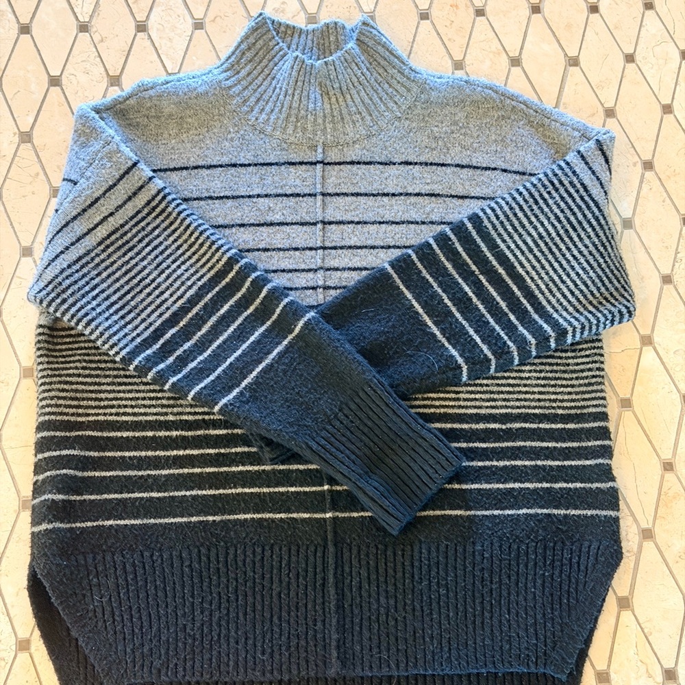 Simply Vera Vera Wang Women’s Turtleneck Tunic Sweater - Gray and Black.
